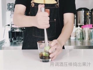 3、夏日高温续命冰茶，入口唇舌间溢满的水果茶,加入青柠，并用调酒压棒压出果汁（请将青柠提前切块）