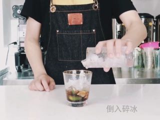 4、夏日高温续命冰茶，入口唇舌间溢满的水果茶,倒入碎冰（满杯即可）