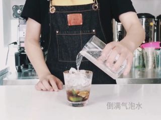 5、夏日高温续命冰茶，入口唇舌间溢满的水果茶,沿碎冰倒入气泡水（满杯即可）