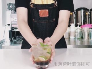 6、夏日高温续命冰茶，入口唇舌间溢满的水果茶,装饰即可