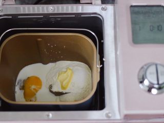 2、奶香小花朵馒头,把所有的称重食材全部倒入面包桶里，启动面包机的和面程序开始和面。