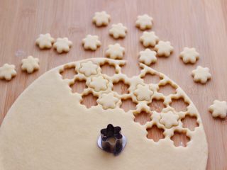 6、奶香小花朵馒头,这个时候用自己喜欢的模具，压成小花朵面胚。