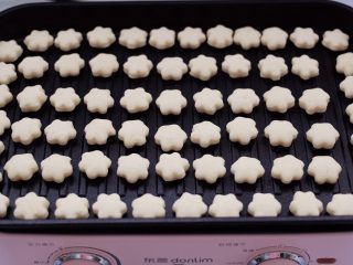 12、奶香小花朵馒头,看见面胚发酵至原来的一倍大的时候。