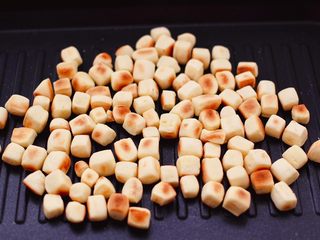 15、奶香小花朵馒头,把切好的小面豆，也放入锅中烙至两面金黄色即可。