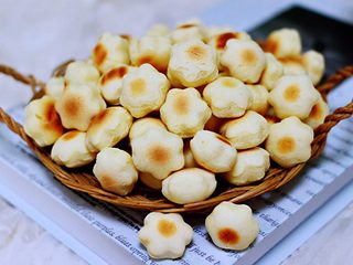 16、奶香小花朵馒头,香酥可口的小花朵馒头出锅咯，我家熊孩子一口一个，一会干掉一大盘。