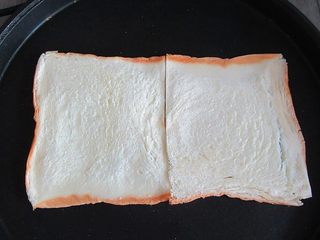 3、国画风趣味餐,放在电饼铛里煎至一面金黄色
