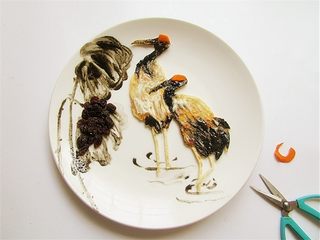 8、国画风趣味餐,荷叶黑色部分用葡萄干摆放,鹤的红掌用胡萝卜或樱桃皮摆上,并画出水的波纹