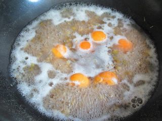 9、国画风趣味餐,锅内加入适量水,放入绿豆熬煮,煮至开花为止再放入枇杷煮3分钟