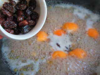 10、国画风趣味餐,放入葡萄干、勾芡面粉水,一份好喝的面糊粥就出来了