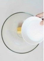 2、意式坚果脆饼,软化黄油中加入细砂糖搅打均匀