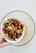 4、意式坚果脆饼,添加过筛后的低筋面粉，泡打粉，全麦粉，加入干果搅拌均匀，揉成面团