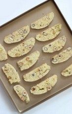 6、意式坚果脆饼,切割成1cm厚片，放入预热后的烤箱170°C 15分钟即可