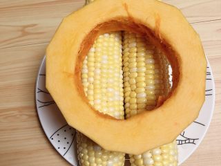 1、香甜南瓜玉米汁,准备好食材。南瓜、甜玉米。
