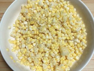 3、香甜南瓜玉米汁,玉米粒准备好待用。