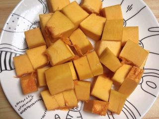 4、香甜南瓜玉米汁,南瓜切块儿待用。