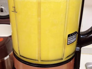 7、香甜南瓜玉米汁,选择玉米汁按键。破壁机工作35分钟左右。