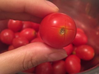 1、番茄牛肉冷面,樱桃番茄洗干净,在屁股那用刀划个十字