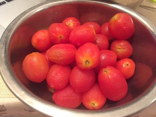 2、番茄牛肉冷面,做一锅沸水,放入番茄大火煮10秒左右,捞出放入冰水。从冰水中拿出来,沿着翘起来的番茄皮撕掉番茄皮。