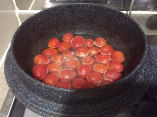 3、番茄牛肉冷面,重新起锅,放入清酒,大火煮沸,直到酒精蒸发干净,不再闻的到酒味的时候,就转小火,放入蜂蜜和盐,搅拌到全部融化。再放入樱桃番茄,小火煮2分钟