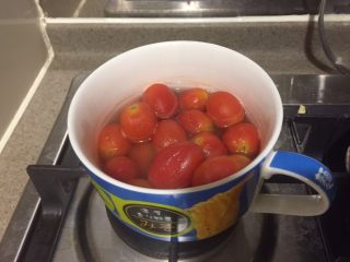 4、番茄牛肉冷面,全部倒进耐热带盖容器内,放到不那么热了,就加入苹果醋,冰箱冷藏一夜