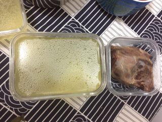 5、番茄牛肉冷面,捞出洋葱丢掉,牛肉和汤放入冰箱冷藏一夜。