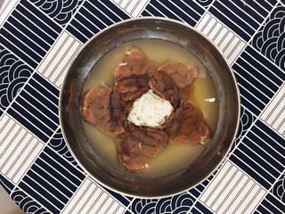 6、番茄牛肉冷面,铺上切片的牛腱肉,倒入调好的冷面汁