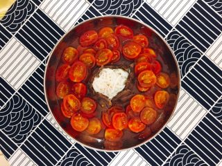 7、番茄牛肉冷面,放入切好的小番茄