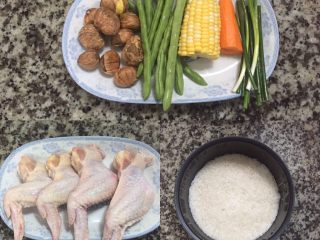 1、鸡翅包饭,第一步，准备好四只鸡翅，把米饭煮好待用，把要炒饭用的配料都先准备好！