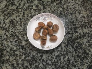 2、鸡翅包饭,把栗子去皮，我一般放入微波炉1分钟就可以轻松去皮。