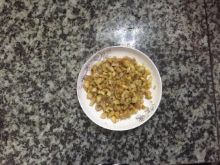 3、鸡翅包饭,去皮后，切粒待用。