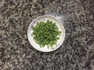 4、鸡翅包饭,把四寸豆切成粒待用。