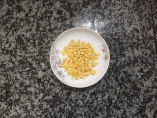 5、鸡翅包饭,把玉米掰成粒待用。