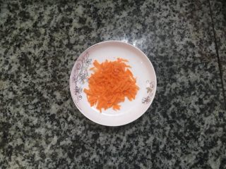 6、鸡翅包饭,把胡萝卜切成丝待用。