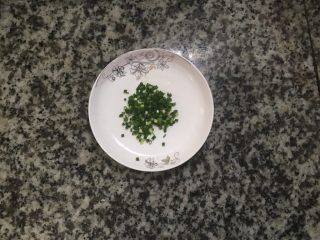 7、鸡翅包饭,把葱切成葱花待用。