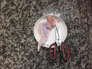 8、鸡翅包饭,现在把鸡翅去骨，最好用厨房剪刀，这样比菜刀好操作，在鸡翅头上，用剪刀把肉和骨头分离，然后用手把鸡翅的关节骨掰断，这样就很容易取出。注意一点，一定不能把鸡翅皮弄破，这样塞饭时就会漏了