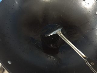 11、鸡翅包饭,鸡翅腌制好后，就要准备炒饭了，把锅预热去水，然后下油，要放多点油，因为在烤鸡翅包饭时，里面的包饭需要大量的油。