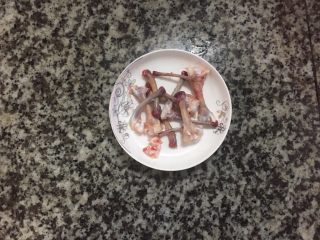 9、鸡翅包饭,鸡翅骨头全部取出。