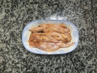 10、鸡翅包饭,鸡翅取出骨头后，就要把鸡翅腌制，加上适量酱油，适量盐，搅拌均匀，腌制两个小时。