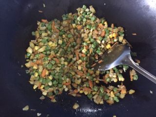 12、鸡翅包饭,锅里的油热了之后，把准备好的配料，下锅，翻炒到七成熟。