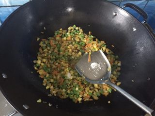 13、鸡翅包饭,然后加上少于的盐，再进行翻炒。