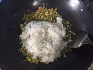 14、鸡翅包饭,把配料炒到九成熟时，加入已经煮好的米饭，再翻炒均匀，最后加点酱油就可以了。