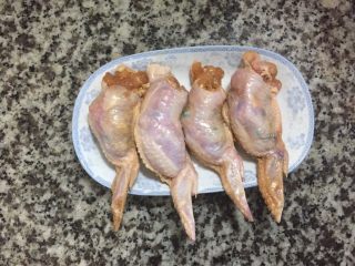 17、鸡翅包饭,四只鸡翅都塞好饭了，这个就是鸡翅包饭。