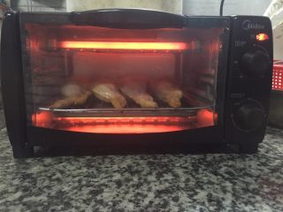 19、鸡翅包饭,预热后，把鸡翅包饭放入烤箱，用时15-20分钟，温度200°。