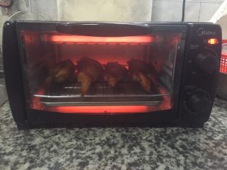 21、鸡翅包饭,第二次放入烤箱时，一定要注意，和第一次放入时，一定要相反面的，这样才会烤的均匀。用时15-20分钟，温度200°。