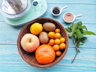 1、自制高颜值低卡水果茶,准备好所有食材。