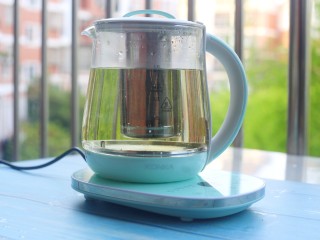 3、自制高颜值低卡水果茶,煮开。