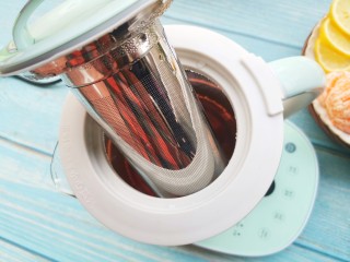 4、自制高颜值低卡水果茶,取出红茶叶。