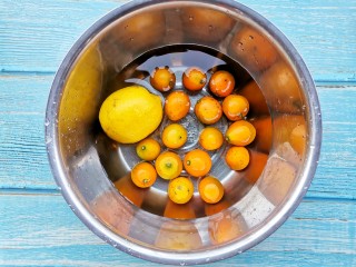 5、自制高颜值低卡水果茶,金桔、柠檬先用盐将表面搓一遍再洗净,