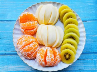 6、自制高颜值低卡水果茶,苹果、猕猴桃、橙子切片,