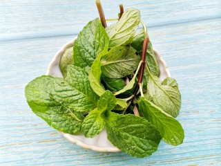 7、自制高颜值低卡水果茶,薄荷洗净。